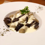 Gnocchi di patate e funghi con crema di morlacco e funghi pioppini spadellati