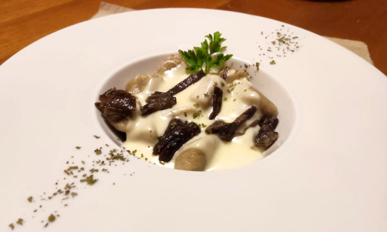 Gnocchi di patate e funghi con crema di morlacco e funghi pioppini spadellati