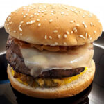 Hamburger di Scottona con funghi fritti, maionese all’aglio e pancetta croccante