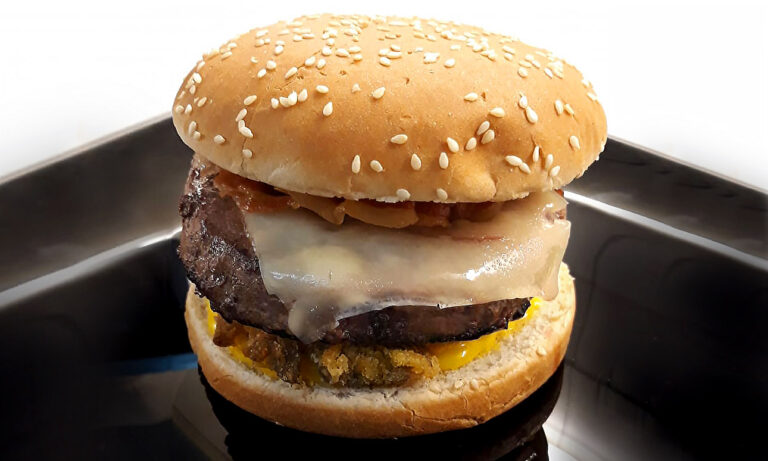 Hamburger di Scottona con funghi fritti, maionese all’aglio e pancetta croccante