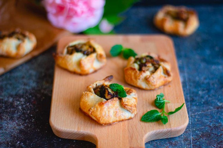 Ricetta Mini sfoglie ai funghi e formaggio