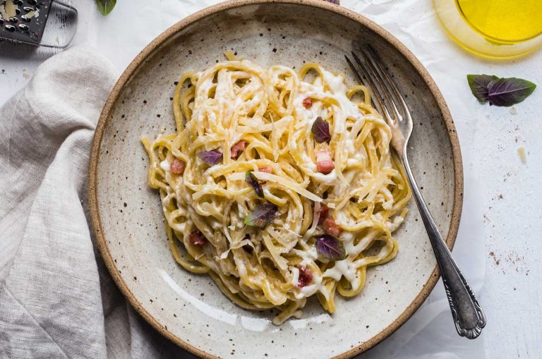 Pasta con salsiccia, panna e funghi