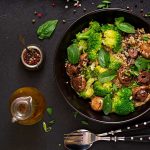 Insalata cereali, funghi e broccoli