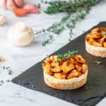 Spianatine "pan da vin" con funghi su fonduta di fontina