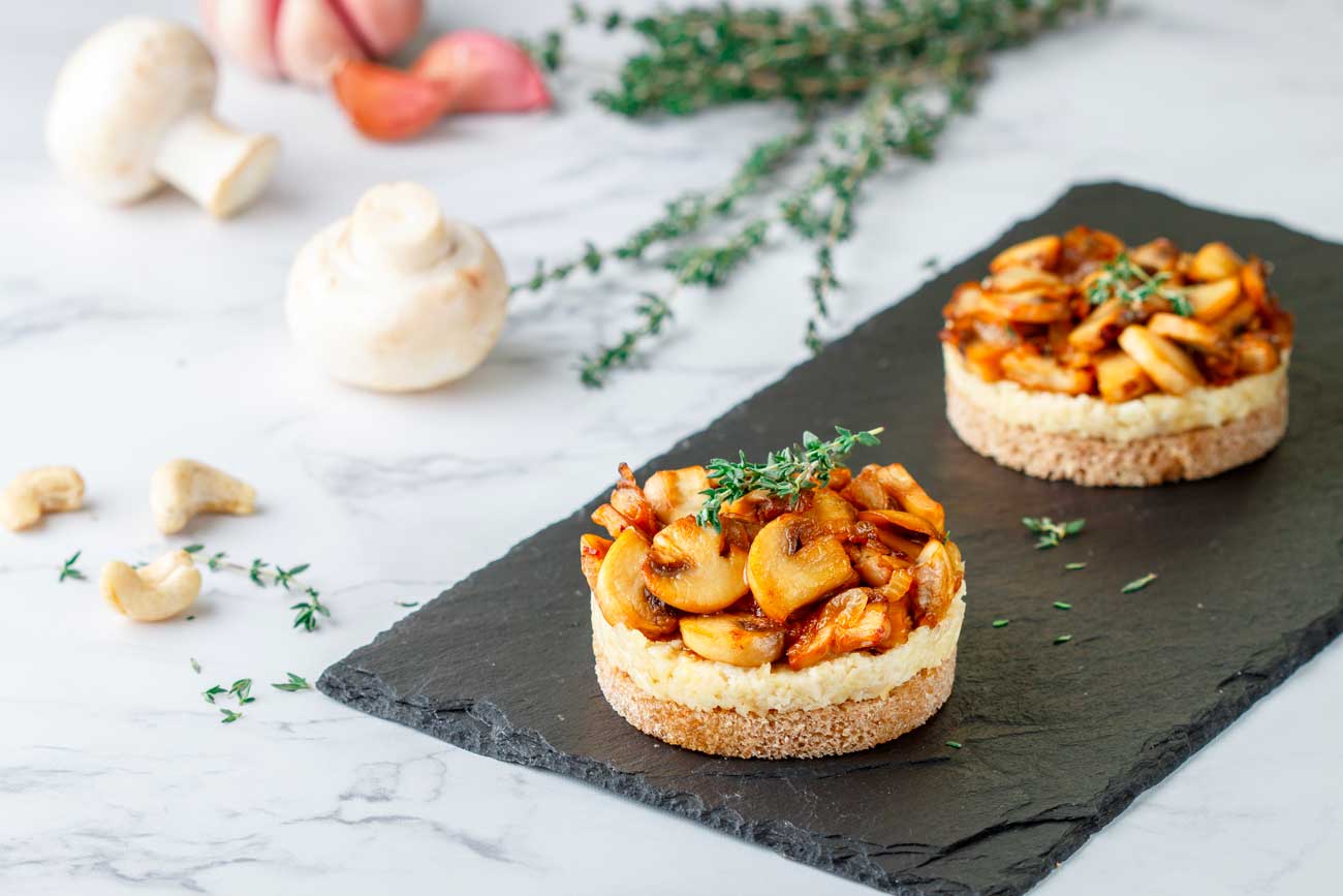 Spianatine "pan da vin" con funghi su fonduta di fontina