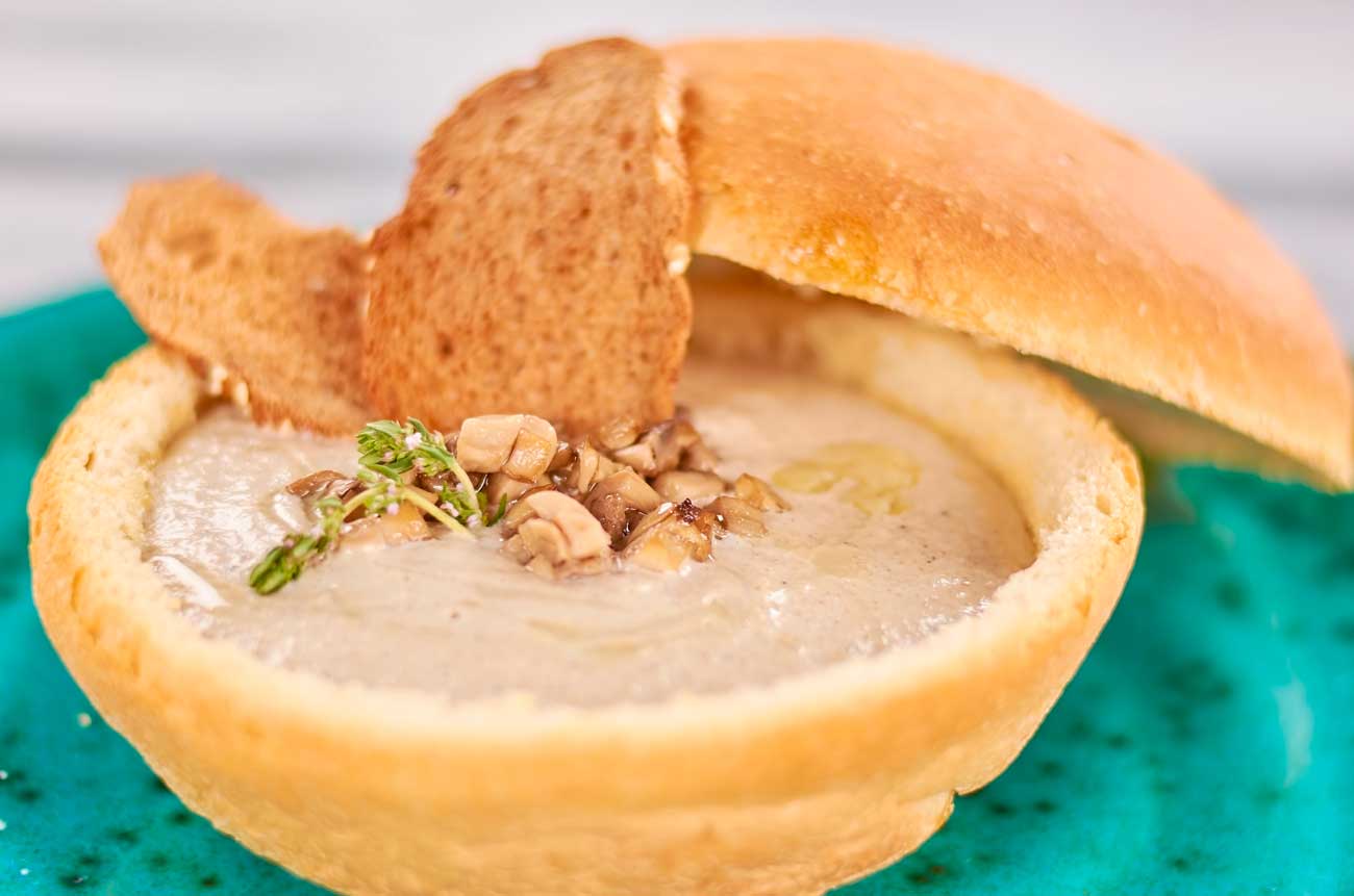 Zuppa di funghi nel pane