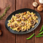 Pasta con panna, funghi e piselli