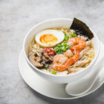 Noodles in brodo con Champignon affettati e verdure